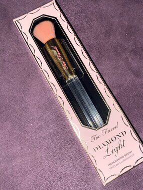 Too Faced Diamond Light Makeup Highlighting Brush, New in Box